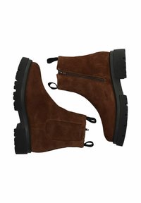 Botas de tobillo de ante marrón con punta redondeada, cremallera lateral, tiradores y suelas de goma negra rugosa. El diseño presenta una textura suave.