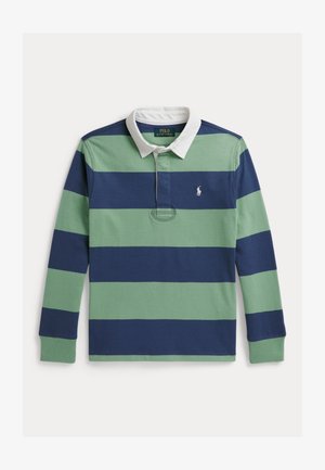 Camisa de rugby de manga larga con anchas franjas horizontales verdes y azul marino, cuello blanco y pequeño logo blanco en el lado izquierdo del pecho.
