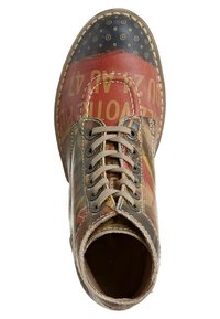 Botte en cuir colorée à lacets avec texte imprimé et motifs, lacets beiges, œillets circulaires et semelle cousue contrastante.