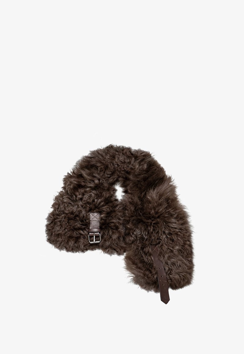 Collare in pelliccia fluffy marrone scuro con cinturini in pelle e fibbia in metallo su uno sfondo bianco.