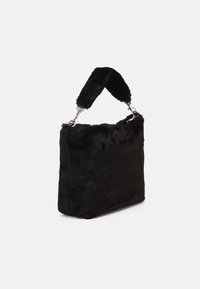 Zwarte handtas van namaakbont met een rechthoekige vorm, een kort handvat met een pluizige textuur en zilverkleurige hardware-accenten.