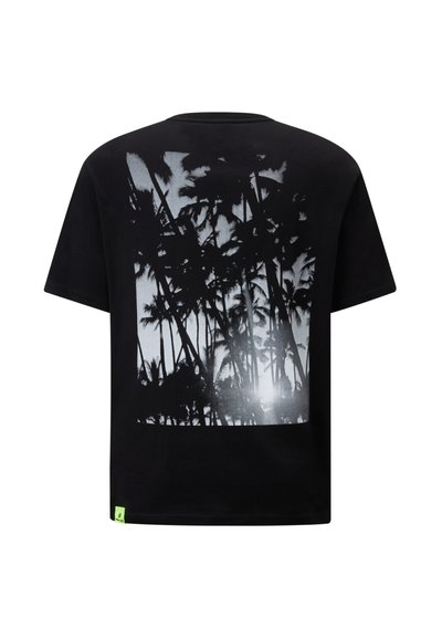 Sort T-shirt med et stort sort-hvidt grafik af palmer på ryggen, lavet af blødt stof med en afslappet pasform. Lille grøn label ved kanten.