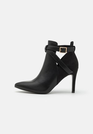 Højhælede støvletter - black