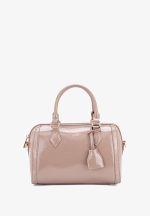 Borsa in vernice di colore rosa chiaro, con hardware dorato, due manici e un piccolo charm. Forma arrotondata con dettagli delle cuciture.