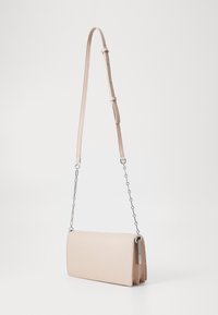Borsa a spalla in pelle rosa chiaro con forma rettangolare, tracolla regolabile e dettagli in catena metallica. Texture liscia, design minimalista.