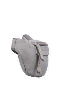 Piccola borsa da cintura in pelle grigia con tasca frontale con cerniera e anello in tessuto per la tracolla, inclinata per mostrare la cerniera e i dettagli delle cuciture.