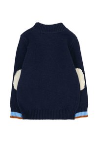 Granatowy sweter dziany z prążkowanym kołnierzem i mankietami. Posiada białe okrągłe wzory na łokciach oraz wielokolorowe paski na dolnym brzegu.