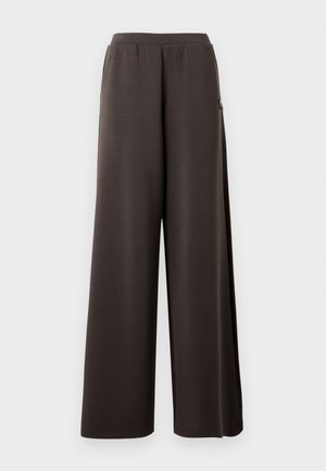 Ciemnobrązowe spodnie o szerokich nogawkach z elastycznym paskiem w talii i bocznymi kieszeniami, eksponowane na białym tle.