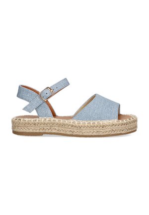Sandalias de espadrilles de mezclilla con correas en el tobillo, suela envuelta en yute y parte superior de tela azul. Diseño de punta abierta con tacón plano.