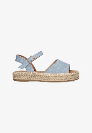 Sandalias de espadrilles de mezclilla con correas en el tobillo, suela envuelta en yute y parte superior de tela azul. Diseño de punta abierta con tacón plano.