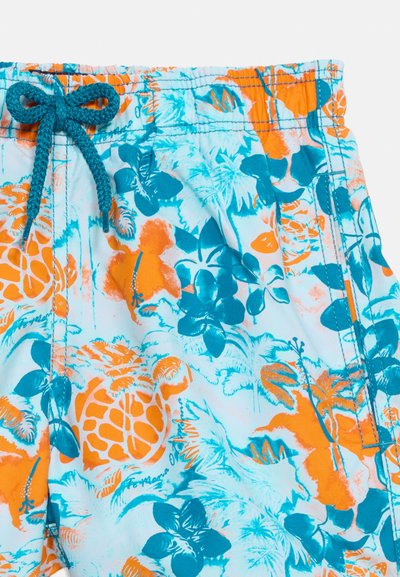 Ανοιχτό μπλε μαγιό σορτς με πορτοκαλί και τιρκουάζ τροπικά λουλούδια και μοτίβα ανανά, με ελαστική μέση και τιρκουάζ κορδόνι.