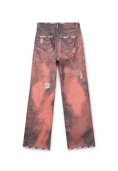 Achterkant van wijde jeans in vervaagde roze en zwart met verfrommelde scheuren en gestikte achterzakken, plat gelegd op een witte achtergrond.