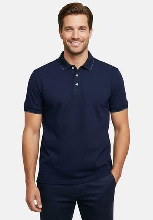 Marineblauw poloshirt van gladde stof, met een klassieke kraag, een drieknopenbies en contrasterende kraagaccenten. Korte mouwen.
