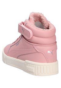 Roze high-top sneaker met een leren bovenwerk met textuur, een zachte voering, klittenbandsluiting en een witte rubberen zool. Logo-detail op de hiel.