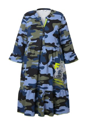 Robe à motif camouflage dans des tissus bleu, vert et noir. Elle possède un col à boutons, des manches évasées et un ourlet à volants avec un texte graphique.
