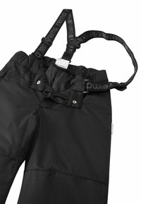 Černé voděodolné kalhoty s nastavitelnými černými popruhy, které mají logo, elastický pas a zapínání na zip. Hladký vnější povrch.