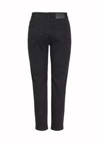 Jean en denim noir vu de dos, avec deux poches arrière, passants de ceinture et une étiquette en cuir sur la taille.
