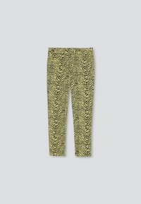 Gula byxor med ett mönster av svart tigerrand, med en figurnära design, femficksstil och en slät textur.