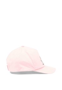 Gorra de béisbol rosa claro con visera curva y correa ajustable, con un pequeño logo en el lado frontal.