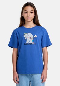 Blå bomulds t-shirt med et grafisk motiv af en elefant med en propeller på hovedet, omgivet af blomster og ordet "ELEMENT" i fed sort.