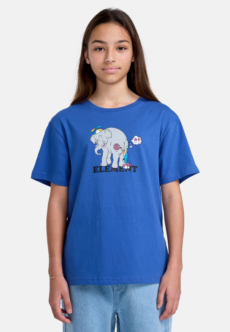 Blå bomulds t-shirt med et grafisk motiv af en elefant med en propeller på hovedet, omgivet af blomster og ordet "ELEMENT" i fed sort.