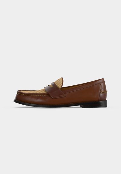 Brun läderloafer för män med vävt beige ovandel och svart sula, visad i sidoprofil mot vit bakgrund.