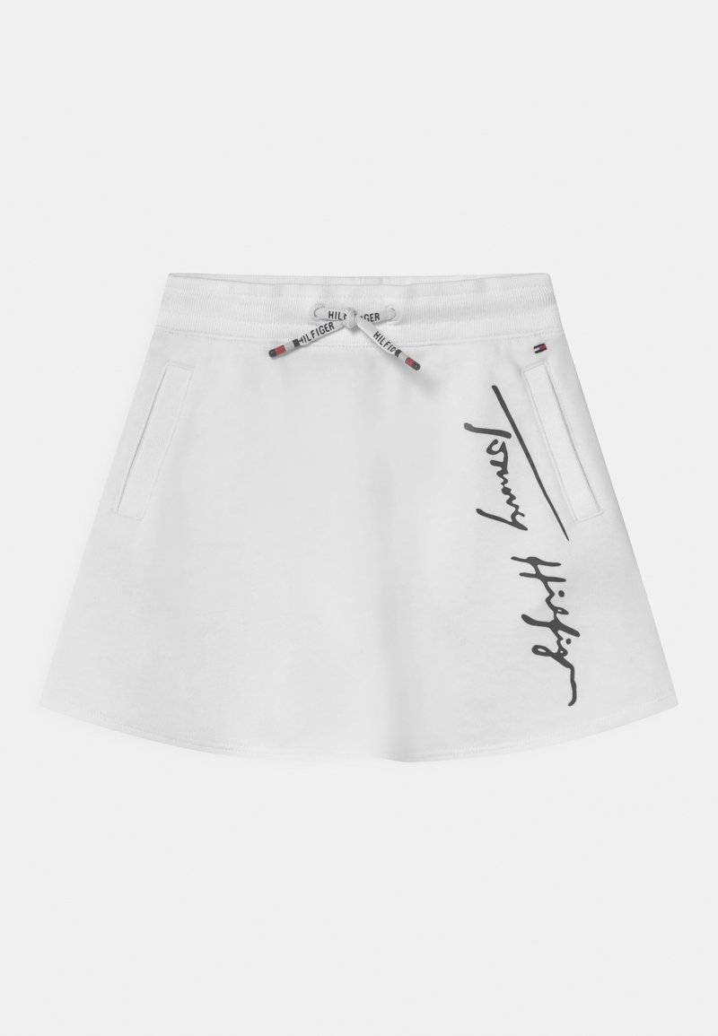 Weißer Baumwollrock mit elastischem Bund, Kordelzug, Seitentaschen und schwarzem Logo auf der Vorderseite. Glatte Textur, ausgestelltes Design.