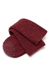 Calze in coste borgogna con una finitura testurizzata, caratterizzate da un colore uniforme e un dettaglio metallico a contrasto sulla punta. Materiale morbido e caldo in misto lana.