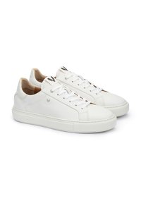 Sneakers bianchi in pelle con punta arrotondata, design flat con lacci, interno morbido, suola in gomma texturizzata e accenti distintivi del logo sulla linguetta.
