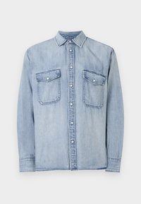 Camisa de mezclilla azul claro con cuello con solapa, cierre frontal con botones y dos bolsillos en el pecho. Características de botones decorativos y detalles con costuras.