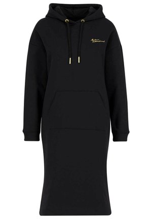 Czarna długa sukienka z kapturem z przodu z kieszenią, sznurkami z złotymi końcówkami oraz małym złotym haftowanym napisem na piersi.