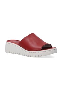 Rode leren slide sandaal met een open teen, witte geribbelde zool en een glad oppervlak. Heeft een gebogen bovenkant voor extra comfort.