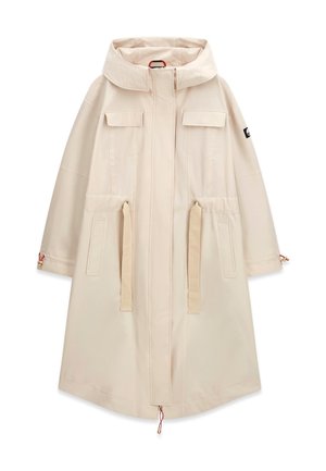 Long manteau beige à capuche avec poches avant à rabat, liens de taille ajustables, fermeture éclair dissimulée sous un rabat et poignets et ourlet à cordon de serrage.