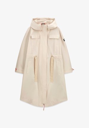 Long manteau beige à capuche avec poches avant à rabat, liens de taille ajustables, fermeture éclair dissimulée sous un rabat et poignets et ourlet à cordon de serrage.
