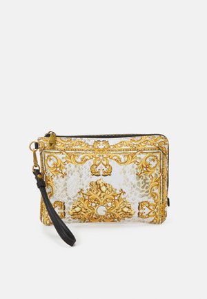 Petite pochette rectangulaire à porter au poignet avec motif baroque doré orné sur fond blanc et bandoulière en cuir noir.