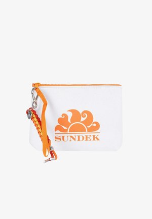 Sacchetto di stoffa bianco con zip arancione e branding. Presenta una tracolla intrecciata in rosso, arancione e giallo. Design solare stampato in arancione.