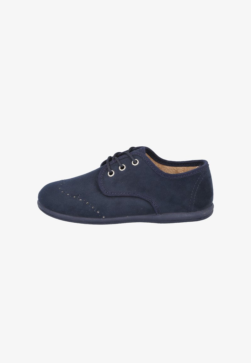 Zapatos de ante azul marino con cordones, punta redonda, superficie texturizada y acentos perforados decorativos en la parte frontal. Suela de goma flexible.