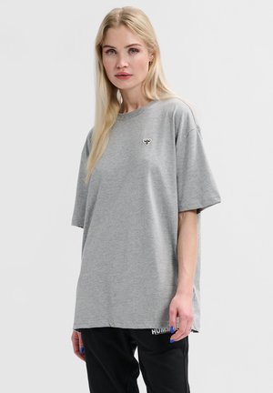 Graues, übergroßes T-Shirt aus Baumwolle mit Rundhalsausschnitt, kurzen Ärmeln und einem kleinen schwarzen Logo auf der Brust.