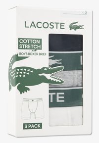 Bomuldsstræk drengebokser briefs i grå, marineblå og hvid; har grøn linning med "LACOSTE" og krokodillelogo; pakket i en gennemsigtig æske.