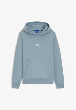 Hoodie in lichtblauw, gemaakt van gestructureerde stof. Heeft een kangoeroezak en een klein wit logo van het merk op de borst.