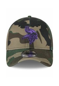 Casquette de baseball camouflée en vert et marron avec un logo de Viking en violet à l'avant. Elle dispose d'une visière incurvée et d'une taille ajustable en moyen-large.