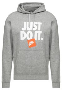 Sudadera gris de material suave con un bolsillo frontal, capucha ajustable y gran texto blanco "JUST DO IT." acompañado de una etiqueta naranja de Nike.