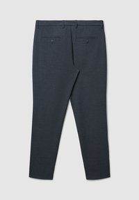 Pantaloni grigio scuro con tessuto a trama, gambe affusolate e due tasche posteriori con chiusura a bottone.