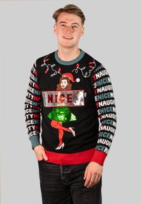 Schwarzer Pullover mit buntem Text, Frauengrafik und glitzerndem grünen Rock. Enthält rote Akzente und ein Weihnachtslichter-Muster auf den Ärmeln.