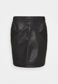 Falda de cuero negra con una silueta ajustada, que presenta una textura suave y costuras angulares para un diseño estructurado.