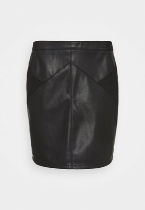 Musta nahkahame, jossa on tiukka siluetti, sileä rakenne ja kulmikkaat saumat rakenteellista muotoilua varten.