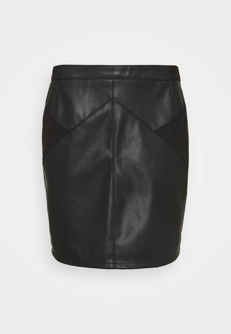 Falda de cuero negra con una silueta ajustada, que presenta una textura suave y costuras angulares para un diseño estructurado.
