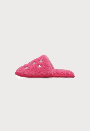 Zapatilla rosa peluda con talón abierto y pequeños cortes en forma de corazón plateados en la parte superior, mostrada sobre un fondo blanco.