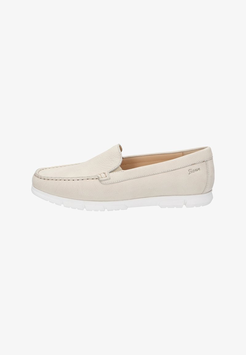 Mocassin en cuir beige clair, à enfiler, avec une surface texturée, semelle en caoutchouc blanc et détails de couture subtils. Logo de la marque sur le côté.
