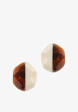 Deux boucles d'oreilles en forme d'hexagone irrégulier, divisées verticalement en moitiés marbrées brun foncé et crème unie.